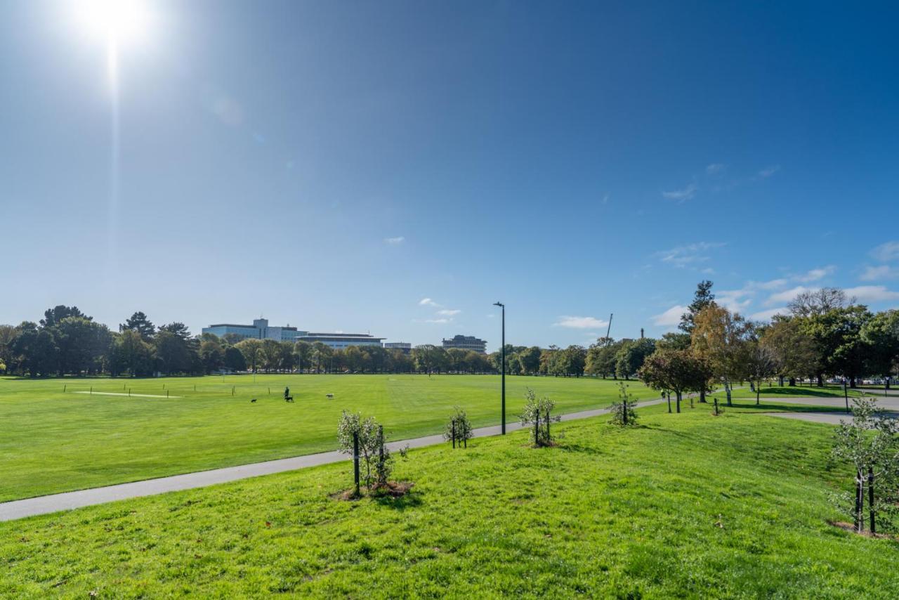 Апартаменты King Bed On Hagley Park Corner In The Cbd Крайстчёрч Экстерьер фото