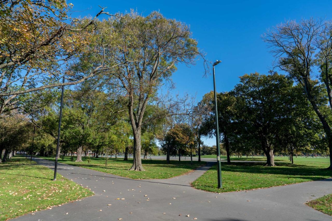 Апартаменты King Bed On Hagley Park Corner In The Cbd Крайстчёрч Экстерьер фото